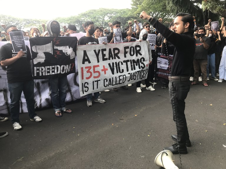 Sekitar 200-an mahasiwa memprotes vonis bebas dua polisi terdakwa tragedi Kanjuruhan oleh  majelis hakim Pengadilan NEgeri Surabaya di depan gedung DPRD di Malang, Jawa Timur, 16 Maret 2023. [Eko Widianto/BenarNews]