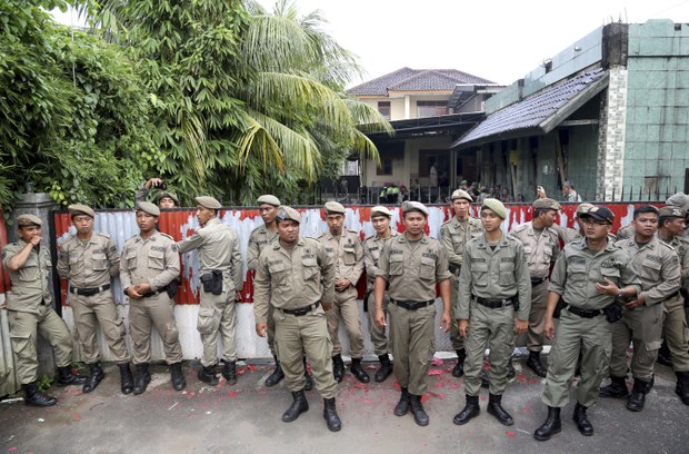 Polisi Tahan 21 Tersangka Perusak Masjid Ahmadiyah di Kalbar Polisi Tahan 21 Tersangka Perusak Masjid Ahmadiyah di Kalbar
