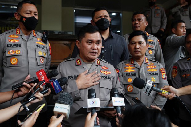 Polisi tangkap perempuan yang menodongkan pistol di depan Istana Kepresidenan Polisi tangkap perempuan yang menodongkan pistol di depan Istana Kepresidenan