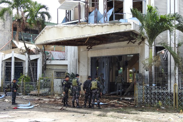 Aparat keamanan Filipina bersiaga di sekitar lokasi bom bunuh diri di sebuah gereja di Jolo, Provinsi Sulu, di selatan Filipina, 27 Januari 2019. (AFP)