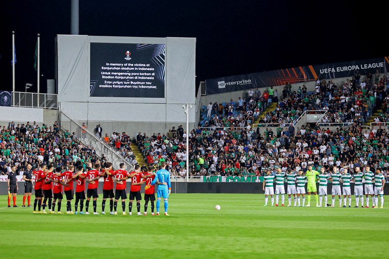 Para pemain Manchester United (kiri) dan Omonia mengheningkan cipta selama satu menit untuk mendoakan para korban bencana Stadion Kanjuruhan, sebelum dimulainya pertandingan sepak bola grup E Liga Eropa UEFA antara Omonia Nicosia dari Siprus dan Manchester United Inggris di stadion GSP di ibukota Nicosia pada 6 Oktober 2022. [AFP]