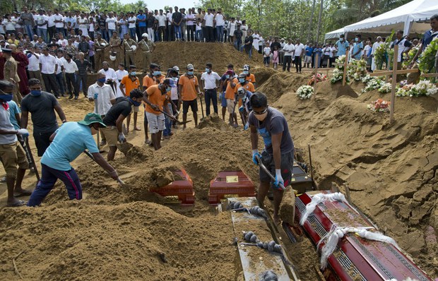 190424_ID_SL_burial_1000.jpg 190424_ID_SL_burial_1000.jpg