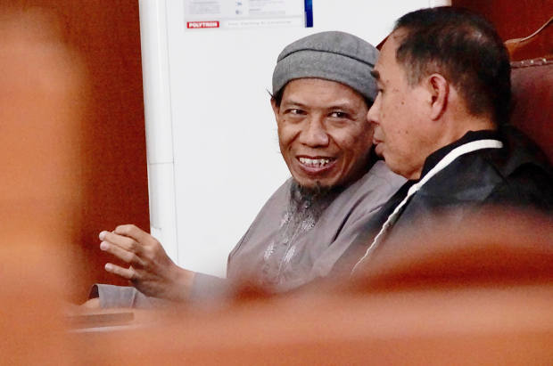 Terdakwa kasus terorisme Aman Abdurrahman (kiri) berbincang dengan kuasa hukum, Asludin Hatjani, saat persidangan di Pengadilan Negeri Jakarta Selatan, 27 April 2018. (Arie Firdaus/BeritaBenar)