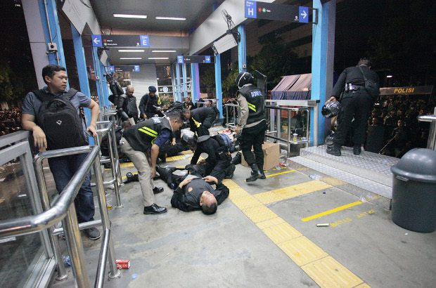 Sejumlah polisi membantu rekan mereka yang terluka ketika terjadi bentrokan dengan pendemo di depan kantor Bawaslu, Jakarta, 22 Mei 2019. (Keisyah Aprilia/BeritaBenar)