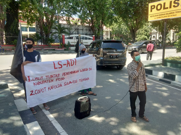 Perwakilan organisasi Lingkar Studi Aksi dan Demokrasi Indonesia (LSADI) berunjuk rasa di depan kantor Polda Sulteng, Kamis, 4 Juni 2020. [Keisyah Aprilia/BenarNews]