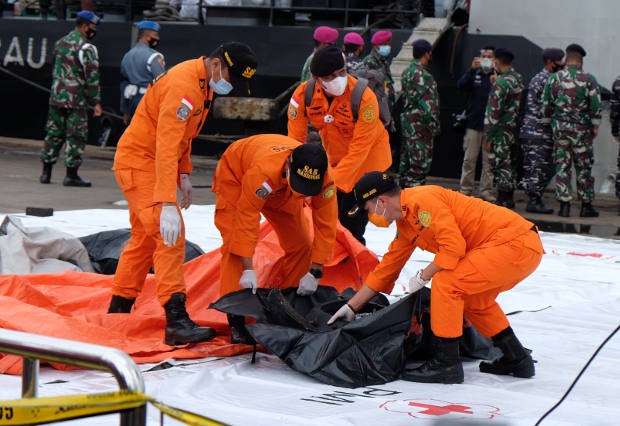 Tim Basarnas menemukan benda diduga bagian dari ban pesawat Sriwijaya Air penerbangan SJ-182 dalam pencarian di perairan sekitar Pulau Laki dan Pulau Lancang, Kepulauan Seribu, Jakarta, 10 Januari 2021. [Ronna Nirmala/Benarnews]