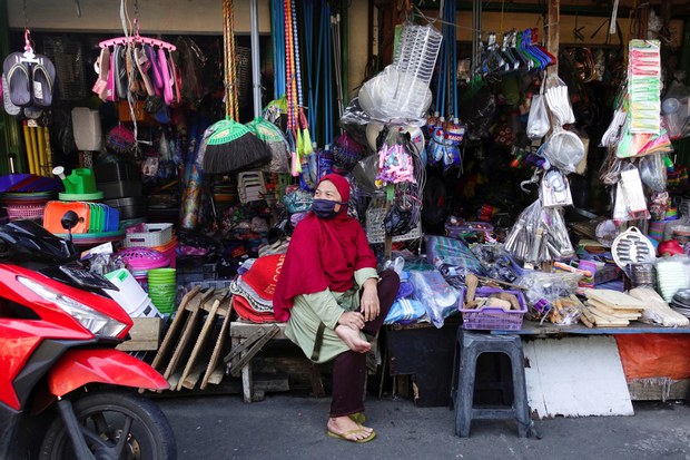 Pemerintah Longgarkan Pembatasan COVID-19, Pengamat: ‘Bukan Solusi Tepat’ Pemerintah Longgarkan Pembatasan COVID-19, Pengamat: ‘Bukan Solusi Tepat’