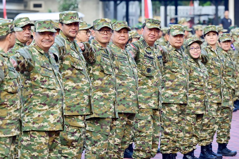 Presiden Prabowo Subianto (tengah) dan para anggota Kabinet Merah Putih ikut latihan baris-berbaris dalam kegiatan pembekalan di Akademi Militer Magelang di Jawa Tengah, 26 Oktober 2024. [Istana Kepresidenan Indonesia/AFP]