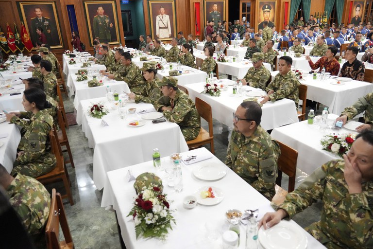 Para anggota Kabinet Merah Putih bersiap untuk makan malam dalam acara retret di Akademi Militer Magelang, 25 Oktober 2024. [Achmad Ibrahim/AP]