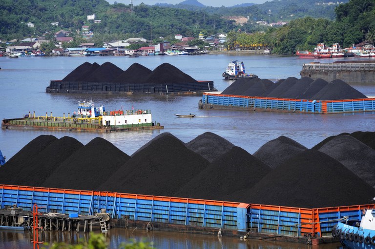 Tongkang yang penuh muatan batu bara berlabuh di Sungai Mahakam di Samarinda, Kalimantan Timur, 19 Desember 2022. [Dita Alangkara/AP]