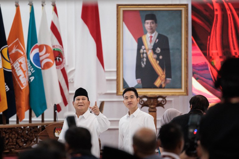 Presiden terpilih Indonesia Prabowo Subianto, kiri, dan pasangannya Gibran Rakabuming Raka di kantor Komisi Pemilihan Umum setelah hasil pemilihan presiden 2024 diumumkan di Jakarta pada 24 April 2024. [Yasuyoshi Chiba/AFP]