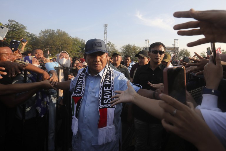 Prabowo Subianto menyapa pendukungnya saat kampanye di Lubuk Pakam, Sumatra Utara, pada 7 Februari 2024. [Binsar Bakkara/AP]
