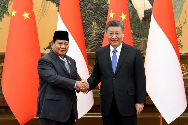 Presiden Tiongkok Xi Jinping dan Presiden terpilih Indonesia saat itu, Prabowo Subianto, berjabat tangan di Balai Agung Rakyat di Beijing, 1 April 2024. [China Daily via Reuters]