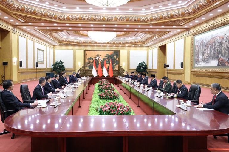 Pejabat China yang dipimpin oleh Presiden Xi Jinping (sisi kiri) bertemu dengan Presiden terpilih Prabowo Subianto dan pejabat Indonesia lainnya di ruang pertemuan Great Hall of the People, di Beijing, 1 April 2024. [Kementerian Pertahanan RI]