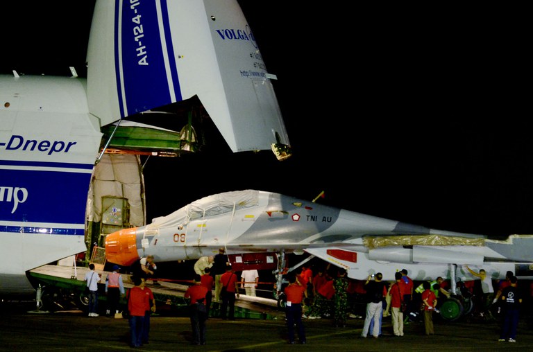 Salah satu dari dua jet tempur Sukhoi SU-30 MK2 Rusia sedang diturunkan dari pesawat kargo Antonov di Pangkalan Udara Sultan Hasanuddin di Sulawesi Selatan, 16 Mei 2013. [Jalin/AFP]