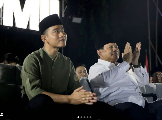 Menteri Pertahanan Indonesia Prabowo Subianto (kanan), yang kemudian mengumumkan pencalonannya sebagai presiden, menghadiri acara peringatan 63 tahun Pergerakan Mahasiswa Islam Indonesia (PMII) bersama Walikota Surakarta (Solo) Gibran Rakabuming Raka, yang kemudian mendampinginya sebagai cawapres pada Pemilu 2024, di Solo, Jawa Tengah, 25 Juni 2023. [Via Instagram/Prabowo]