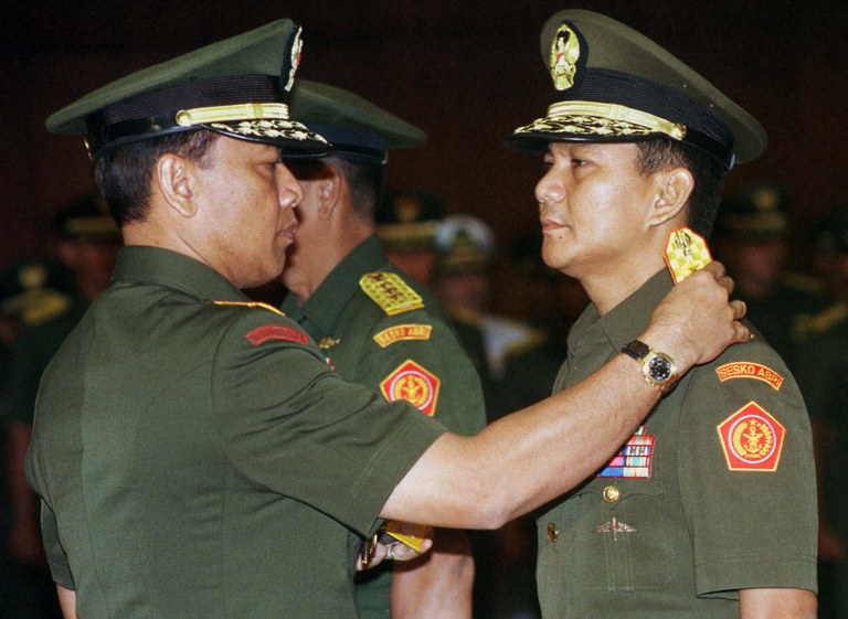 Panglima TNI saat itu Jenderal Wiranto (kiri) dan Letjen. Jenderal Prabowo Subianto, dalam sebuah upacara militer di Jakarta, 28 Mei 1998. [Reuters]