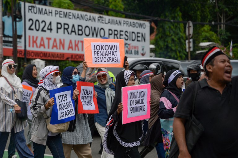 Sekelompok massa pendukung calon presiden Anies Baswedan mengadakan aksi unjuk rasa di depan Komisi Pemilihan Umum (KPU) di Jakarta pada 16 Februari 2024, dan menuntut KPU mengungkap kecurangan yang dilakukan calon presiden Prabowo Subianto yang menang pemilihan presiden 2024 berdasarkan penghitungan cepat, yang didukung oleh presiden petahana Joko Widodo. [Bay Ismoyo/AFP]