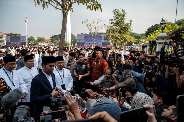 Presiden Indonesia Joko “Jokowi” Widodo (tengah) didampingi Menteri Pertahanan Prabowo Subianto (belakang), dan Yahya Cholil Staquf (kanan), Ketua Pengurus Besar Nahdlatul Ulama, menghadiri peringatan Hari Santri Nasional di Surabaya, Jawa Timur, 22 Oktober 2023. [Juni Kriswanto/AFP]