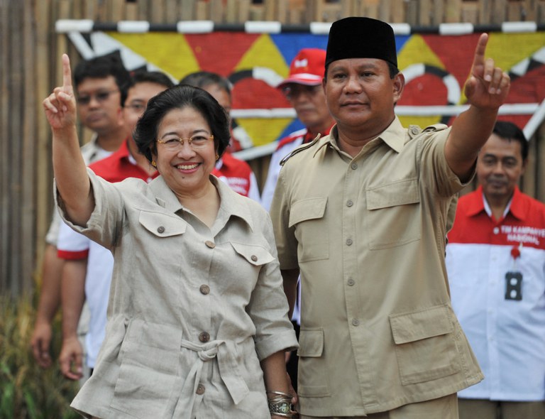 Calon presiden Megawati Sukarnoputri (kiri) saat itu dan pasangannya Prabowo Subianto dalam  kampanye menjelang Pemilu 2009 di Jakarta, 30 Juni 2009. [Bay Ismoyo/AFP]