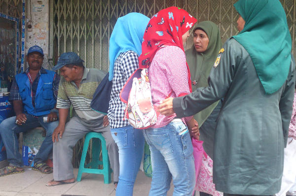 Polisi syariah menasihati dua perempuan yang mengenakan celana ketat di Banda Aceh, 13 November 2017. (Nurdin Hasan/BeritaBenar)