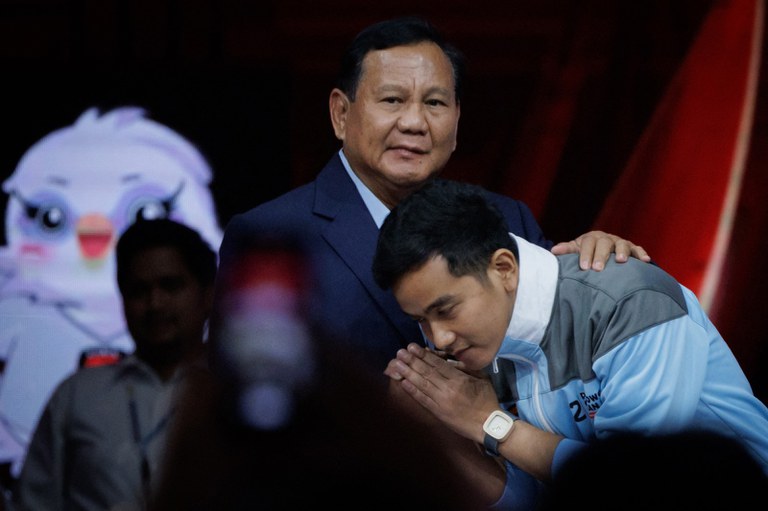 Putra Presiden Joko Widodo, calon wakil presiden Gibran Rakabuming Raka (kanan) bersama capres prabowoSubianto setelah usai debat wakil presiden di Jakarta, 21 Januari 2024. [Yasuyoshi Chiba/AFP]