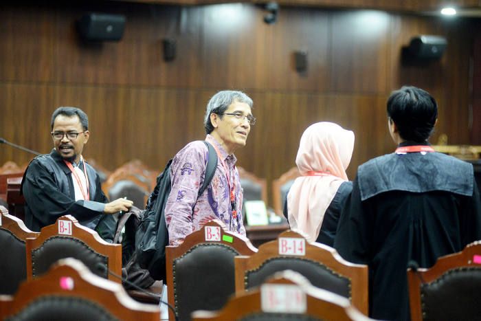 Perwakilan penggugat, Hadar Nafis Gumay (dua dari kiri) saat pemeriksaan pendahuluan terkait syarat ambang batas pencalonan presiden di gedung Mahkamah Konstitusi (MK), Jakarta, 3 Juli 2018. (Keisyah Aprilia/Berita Benar)