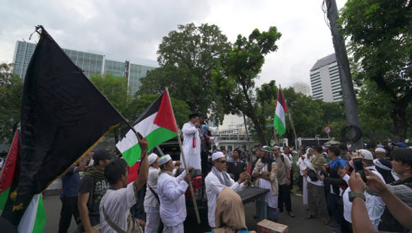 Seorang pengunjuk rasa berorasi mengutuk pengakuan AS atas Yerusalem sebagai ibukota Israel, di depan kedutaan AS di Jakarta, Jumat, 8 Desember 2017. (Putra Andespu/BeritaBenar)