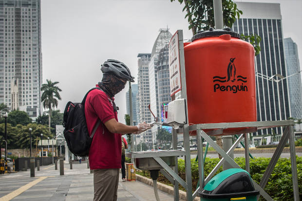 Warga mencuci tangan di Wastafel portable yang disediakan Pemprov DKI di Jalan Sudirman, Jakarta 13 Mei 2020. (Afriadi Hikmal/BenarNews)