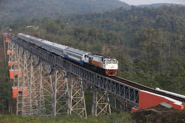 Pengamat: Penggunaan APBN untuk Kereta Cepat Membahayakan Keuangan Negara