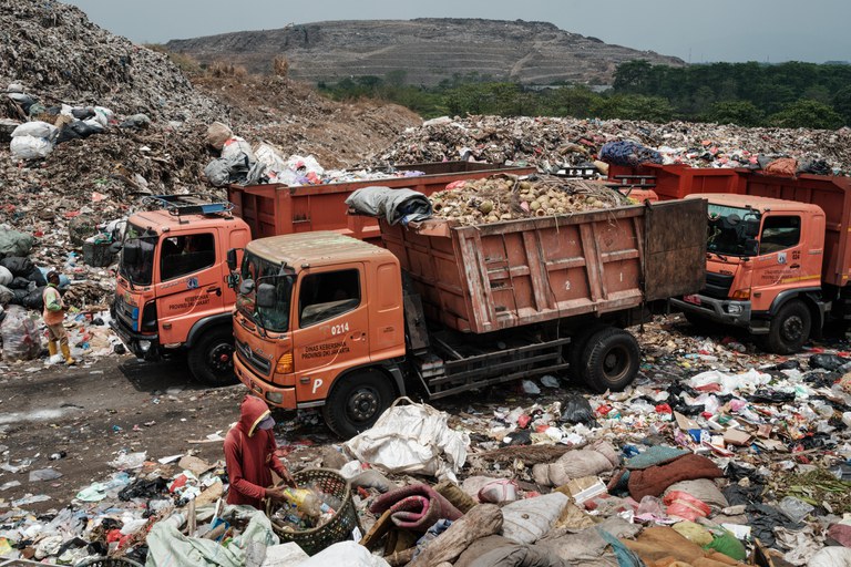 Foto yang diambil pada 14 September 2023 ini menunjukkan truk-truk sampah di tempat pembuangan sampah Bantar Gebang yang berukuran 200 lapangan sepak bola dan menerima sekitar 7.500 ton sampah dari Jakarta setiap harinya, di Bekasi, Jawa Barat. [Yasuyoshi Chiba/AFP]