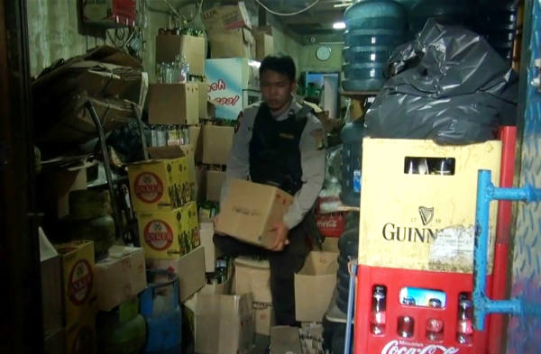 Polisi menyita minuman keras di sebuah kedai di Bandung, Jawa Barat, 8 April 2018. (Taufik/BeritaBenar)  