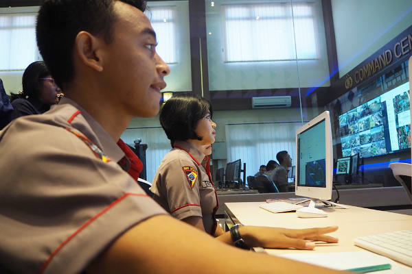 Petugas Polda Bali memantau keamanan lewat layar Command Center di Denpasar, 11 April 2018. (Anton Muhajir/BeritaBenar)  