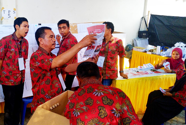 Petugas Kelompok Penyelenggara Pemungutan Suara menghitung surat suara pasangan calon presiden dan wakil presiden di TPS 5 Desa Ie Masen Kayee Adang, Banda Aceh, 17 April 2019. (Nurdin Hasan/BeritaBenar)