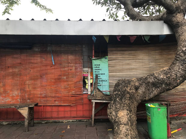 Beberapa lapak yang biasanya ramai pada saat buka puasa, dalam bulan Ramadan kali ini tampak tutup karena pedagangnya memilih pulang kampung di tengah pemberlakuan Pembatasan Sosial Berskala Besar (PSBB) di Jakarta, 24 April 2020. [Ronna Nirmala/BenarNews]