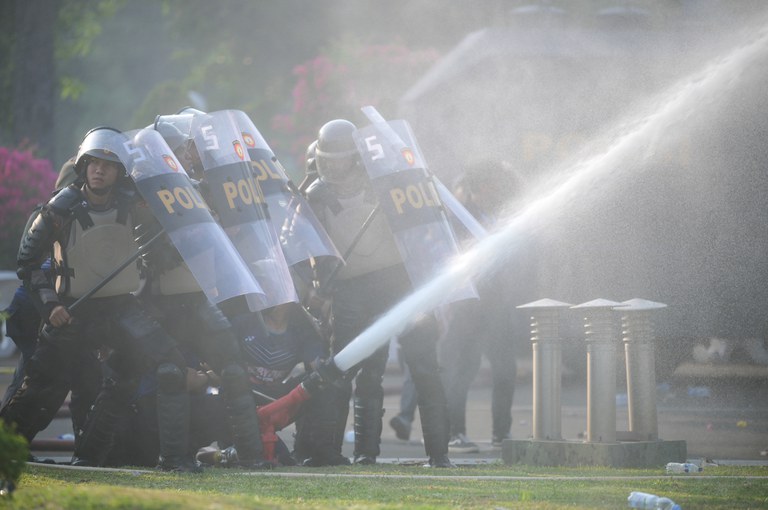 Anggota polisi antihuru-hara menggunakan meriam air untuk membubarkan demonstran di luar gedung DPR di Jakarta pada 22 Agustus 2024. [Bay Ismoyo/AFP]