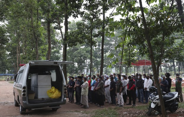 Indonesia Cetak Rekor Kematian COVID-19, Pertimbangkan Perpanjangan PPKM