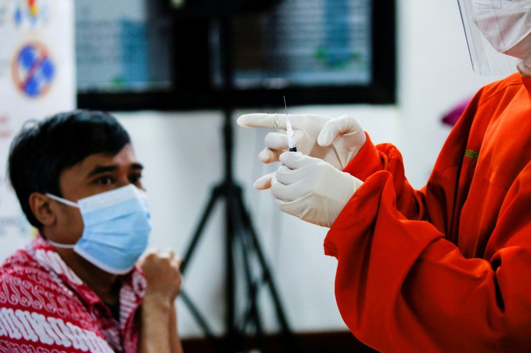 Seorang petugas kesehatan bersiap untuk memberikan vaksin Sinovac pada awal dilakukannya vaksinasi massal COVID-19 di Indonesia yang dimulai dengan penyuntikan tenaga kesehatan, di Jakarta, 14 Januari 2021. [Reuters]