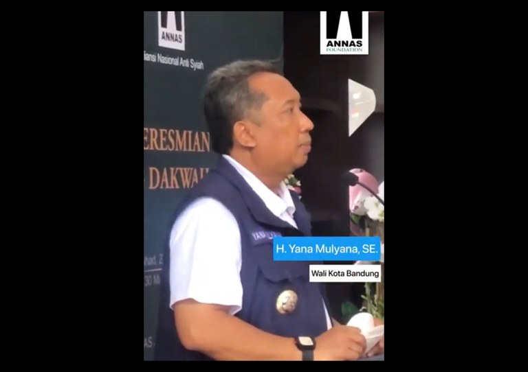 Foto yang diambil dari tangkapan layar video Youtube milik ANNAS ini, memperlihatkan Walikota Bandung Yana Mulyana saat memberikan sambutan dalam acara peresmian Gedung Dakwah Aliansi Nasional Anti-Syiah (ANNAS) di Bandung. [Youtube ANNAS Indonesia]