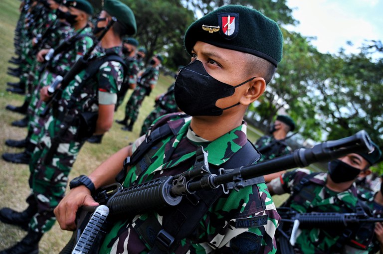 Prajurit TNI berbaris dalam sebuah kegiatan pelatihan anti-terorisme di Banda Aceh, 2 Februari 2022. [AFP]