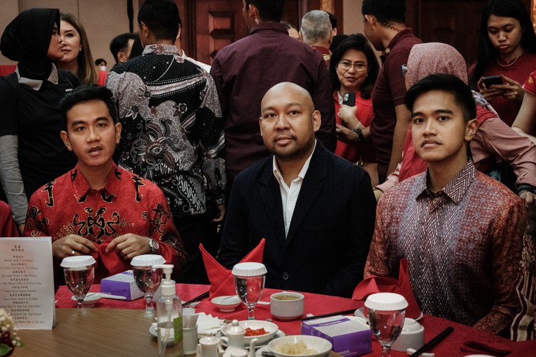 Wakil presiden terpilih Gibran Rakabuming Raka (kiri), putra sulung Presiden Indonesia Joko Widodo, Kaesang Pangarep (kanan), putra bungsu presiden dan Ketua Umum Partai Solidaritas Indonesia, dan Didit Hediprasetyo, perancang busana dan putra presiden terpilih Prabowo Subianto, menghadiri acara perayaan Tahun Baru Imlek di Jakarta, 11 Februari 2024. [Yasuyoshi China/AFP]