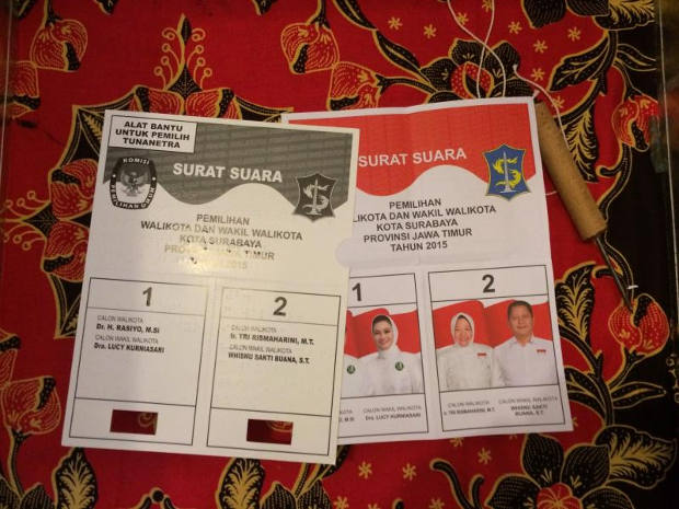 difabel-ballot Kertas suara bagi pemilih tuna netra memiliki lubang di bawah, sehingga ketika dicoblos langsung diketahui bahwa kertas itu milik pemilih tuna netra. (BeritaBenar)