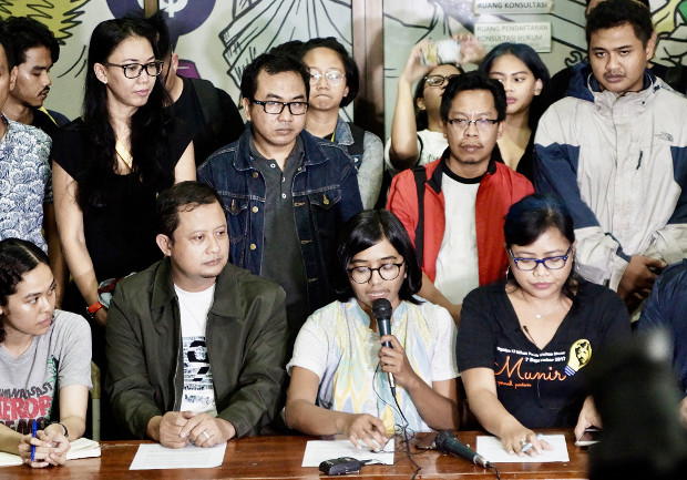 Direktur YLBHI Asfinawati (memegang mikrofon) dan aktivis Koalisi Masyarakat Sipil berbicara kepada wartawan mengenai status tersangka Robertus Robet di Jakarta, 7 Maret 2019.