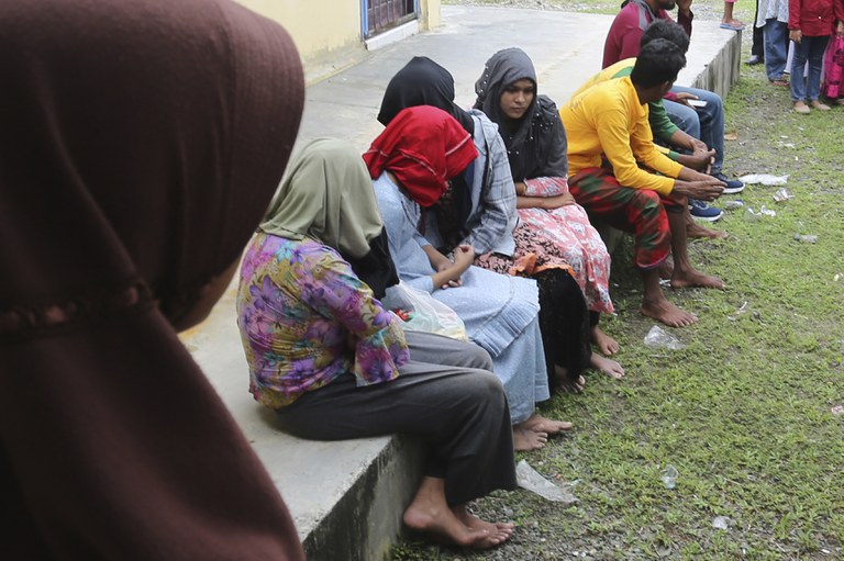 Para pengungsi Rohingya yang baru diselamatkan dari perahu mereka yang terbalik ditampung di kantor camat  di Samatiga, Aceh, 20 Maret 2024. [AP]