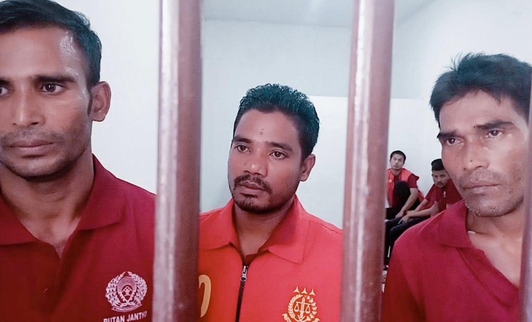 Tiga terdakwa warga etnis Rohingya yang divonis penjara karena bersalah menyelundupkan lebih dari 100 warga Rohingya lainnya, dari kiri; Muhammed Amin, Anisul Hoque dan Habibul Basyar berbicara kepada para wartawan sebelum persidangan di Pengadilan Negeri Jantho, Kabupaten Aceh Besar, Aceh, 5 Juni 2024. [Nurdin Hasan/BenarNews]