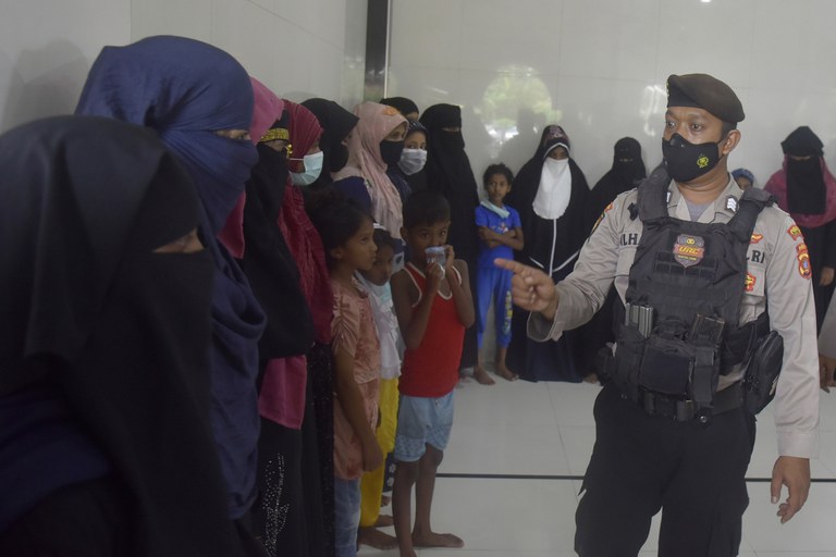 Seorang polisi berbicara kepada para pengungsi Rohingya di sebuah penampungan di Aceh Utara, 15 November 2022. [Rahmat Mirza/AP]