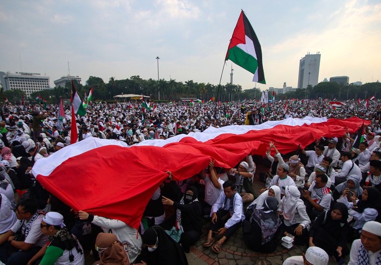 Massa membawa bendera merah putih raksasa menggelar aksi bela Palestina di Silang Monumen Nasional (Monas) Jakarta, 5 November 2023. [Eko Siswono Toyudho/BenarNews]