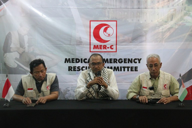 Perwakilan dari lembaga kemanusiaan Medical Emergency Rescue Committee (MER-C) yang mengoperasikan Rumah Sakit Indonesia di Gaza menggelar konferensi pers di Jakarta pada Senin (6/11/2023) menepis tuduhan yang menyebut rumah sakit tersebut digunakan Hamas sebagai pusat operasi dan penyimpanan logistik militer pasukan militan bersenjata Palestina itu. [Handout MER-C]