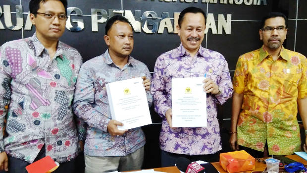 Dari kiri ke kanan: Para komisioner Komnas HAM Munafrizal Manan, M. Choirul Anam, Ahmad Taufan Damanik, dan Amiruddin menunjukkan laporan penyelidikan peristiwa Rumoh Geudong saat konferensi pers di Jakarta, 6 September 2018. (Tria Dianti/BeritaBenar)