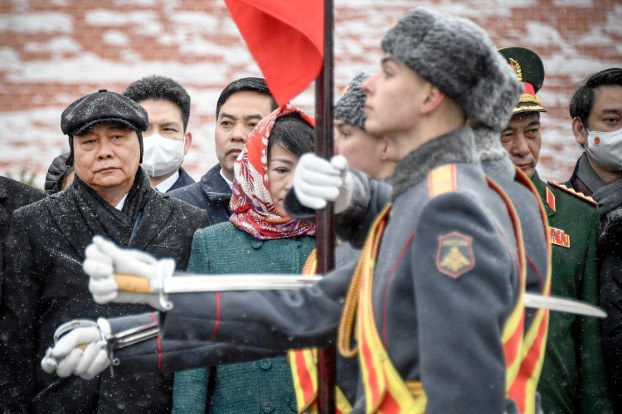 Presiden Vietnam Nguyen Xuan Phuc (kiri) menghadiri upacara peletakan karangan bunga di Makam Prajurit Tidak Dikenal di Moskow, Rabu, 1 Desember 2021. [AP]